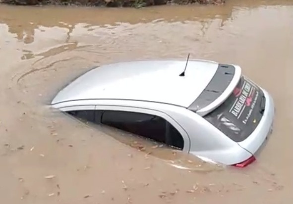 Carro cai em vala de escoamento de água em Sinop