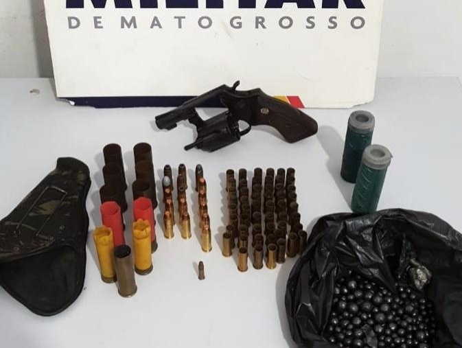 Homem ameaça ex-mulher e acaba preso com revólver e arsenal de munições