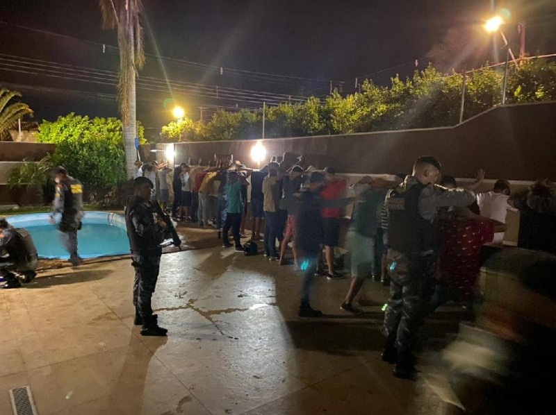 PM dispersa 2,1 mil pessoas e fecha 60 festas clandestinas em MT