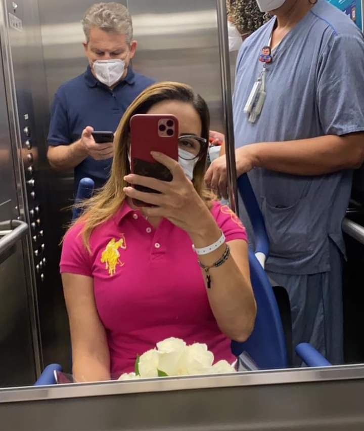 Primeira-dama recebe alta após reinfecção por covid-19