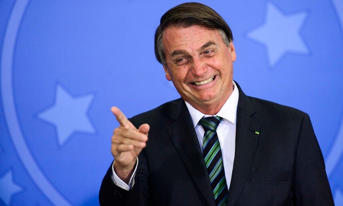 Bolsonaro: 'dólar está alto e tem que baixar a R$ 5,00 com reformas'