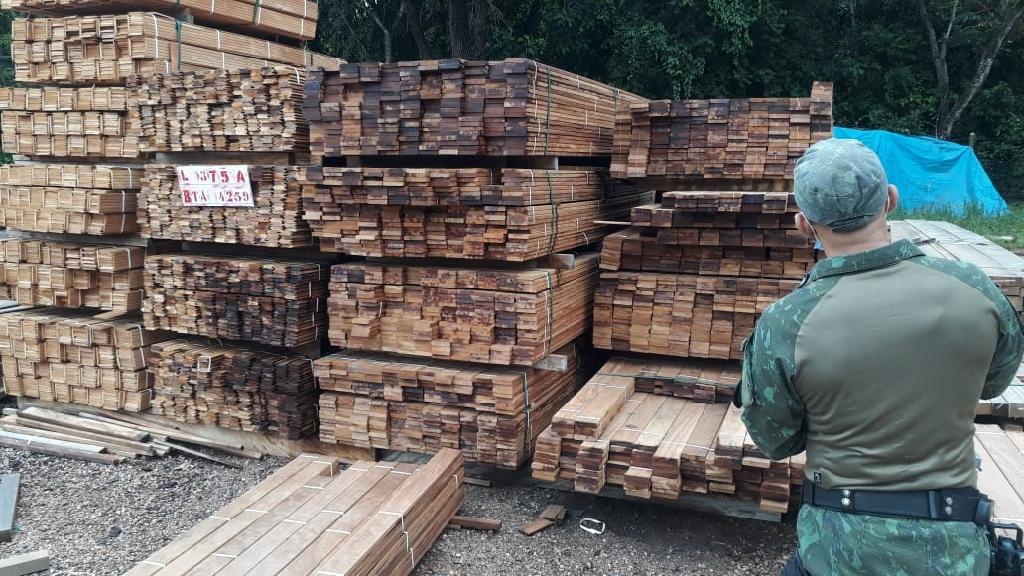 Batalhão Ambiental apreende madeira e caminhão em Rondonópolis