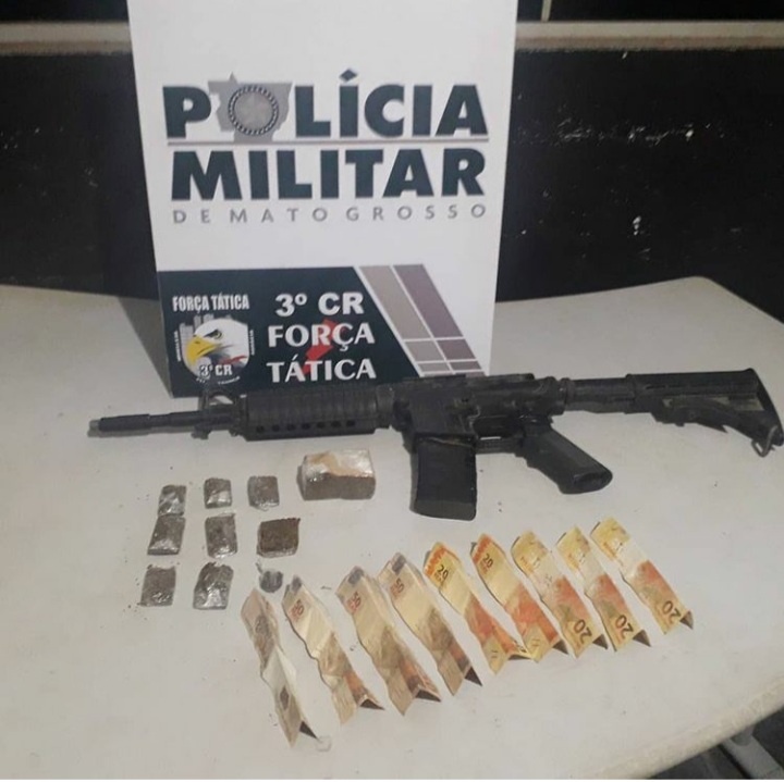 Sinop: Força Tática prende homem com réplica de fuzil e drogas