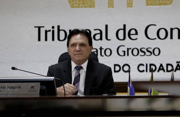 Juiz revoga afastamento e Antônio Joaquim retorna ao TCE