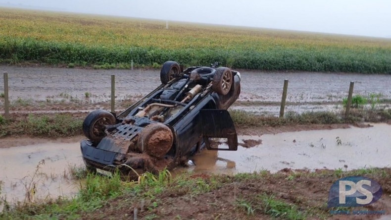 Sorriso: motorista perde o controle, carro sai da pista e capota