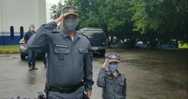 Estudante vive dia de ‘Policial Militar Mirim’ e ganha bicicleta