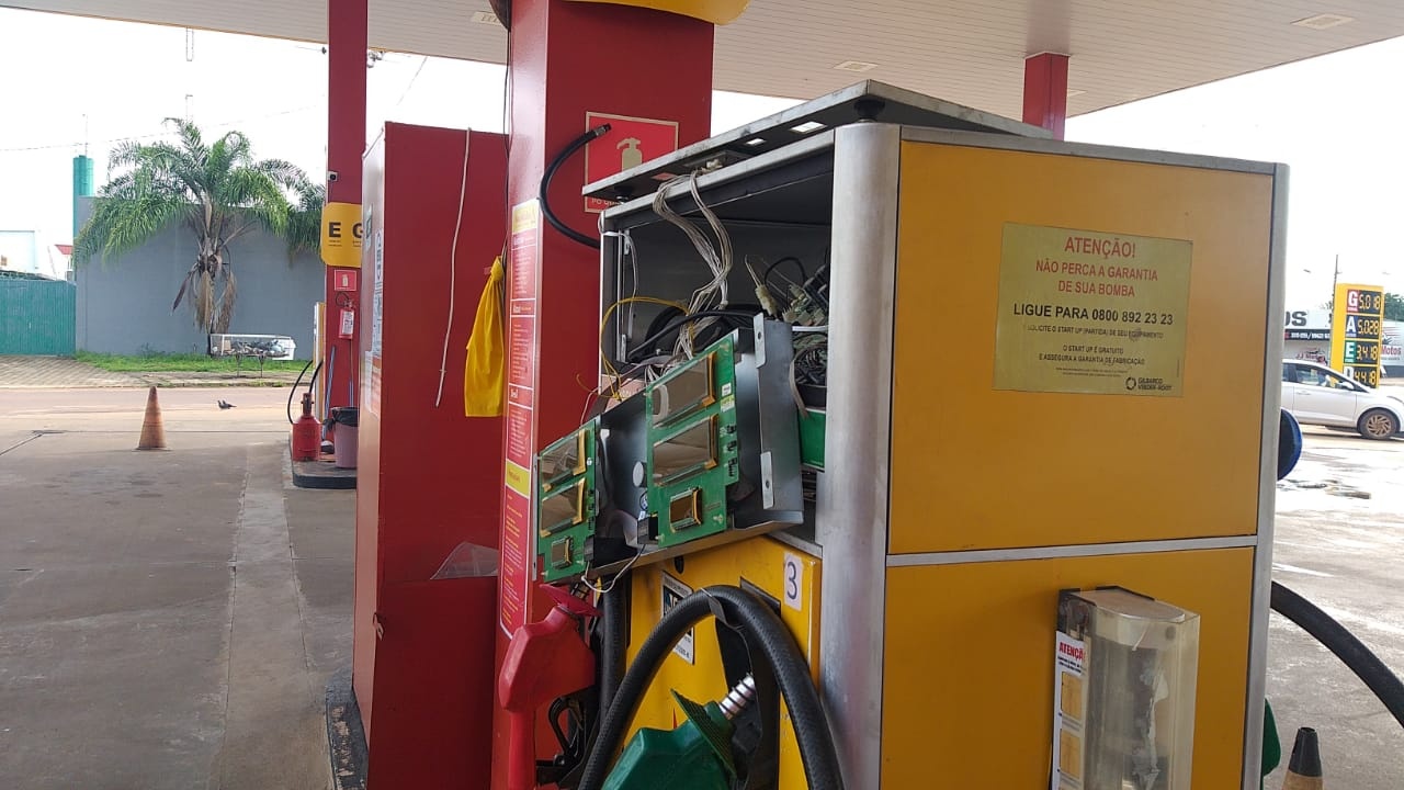 Vendaval destelha e queima bombas de posto de combustível em Sinop