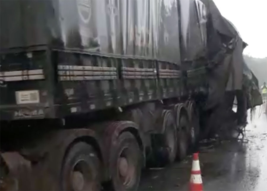 Sinop: Colisão entre duas carretas deixa motoristas feridos na BR-163