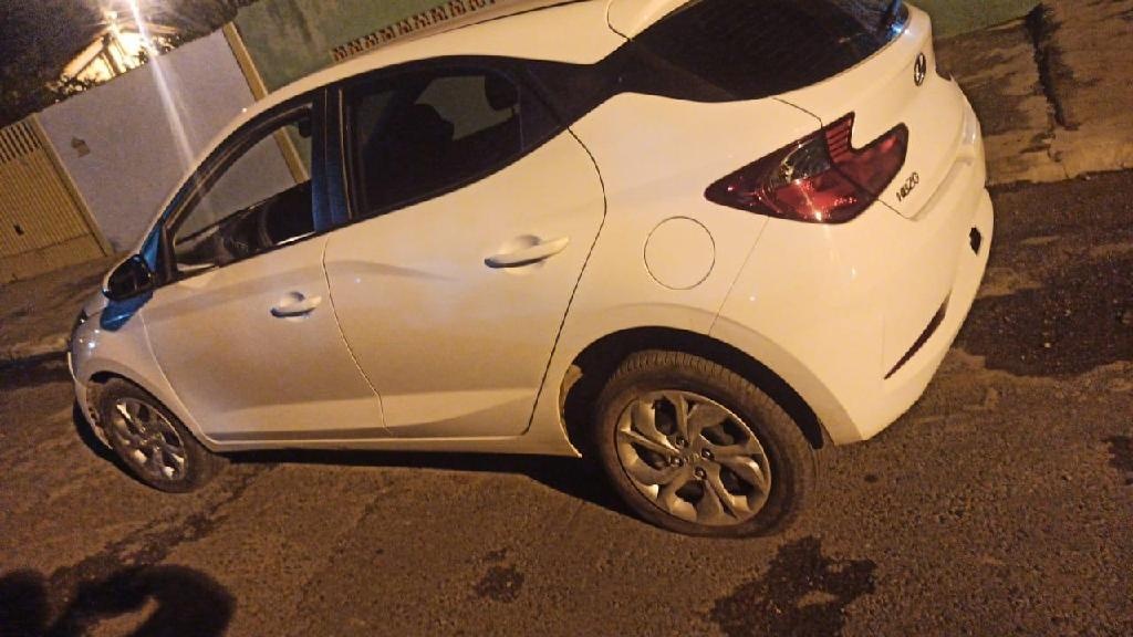 Suspeito foge de abordagem e é pego com carro roubado