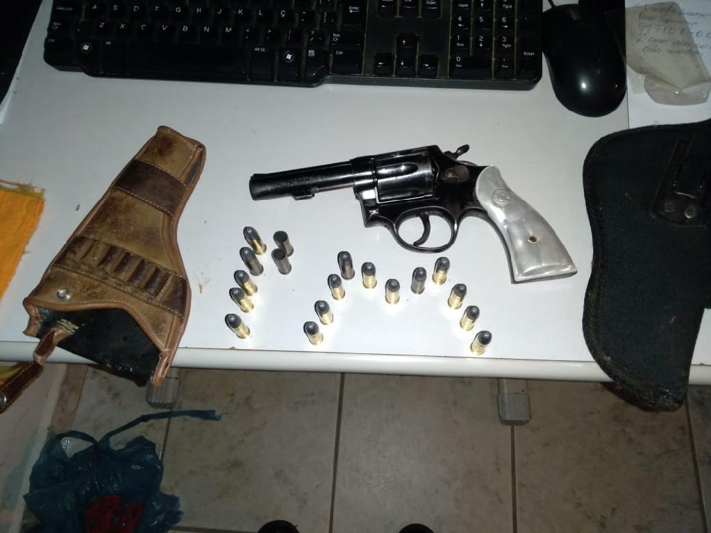 Homem é preso por ameaçar desafeto com revólver na porta de delegacia
