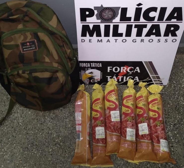 Homem é pego com peças de salame que tinha acabado de furtar de supermercado