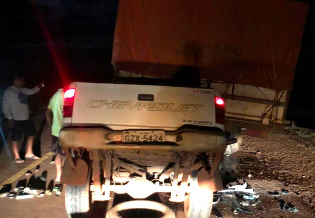 Sinop: Homem morre após colidir caminhonete na traseira de carreta
