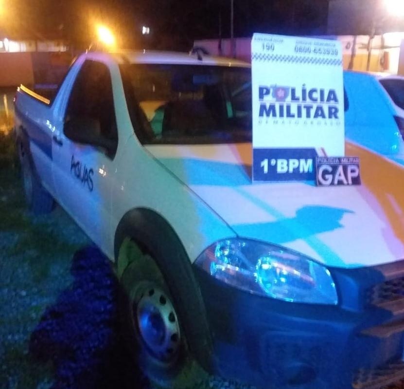Policiais recuperam carro da Águas Cuiabá que tinha acabado de ser roubado
