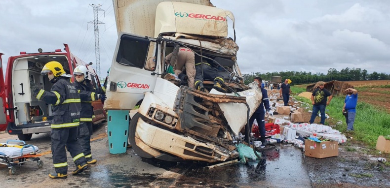 Veículos de carga se chocam na BR-163 e motorista fica preso às ferragens