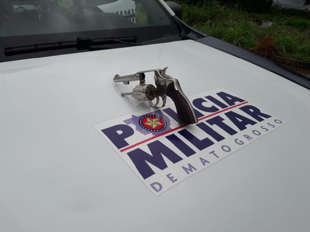 Dois são detidos com arma de fogo após roubo em loja de compra de ouro