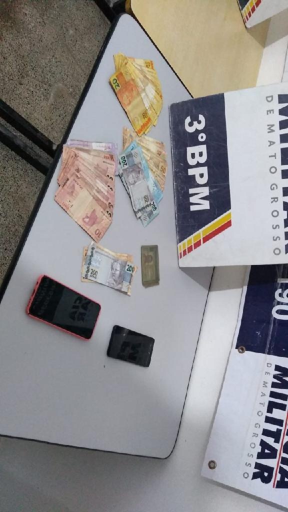 Mulher é presa pela PM após ser flagrada usando cartões furtados