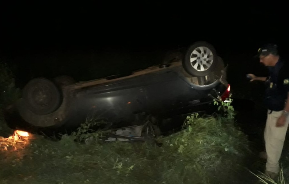Quatro pessoas ficam feridas em capotamento de carro
