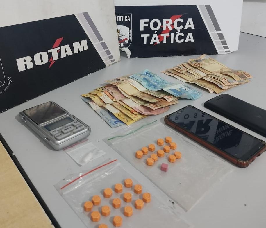 Força Tática prende trio no momento que negociava comprimidos de ecstasy