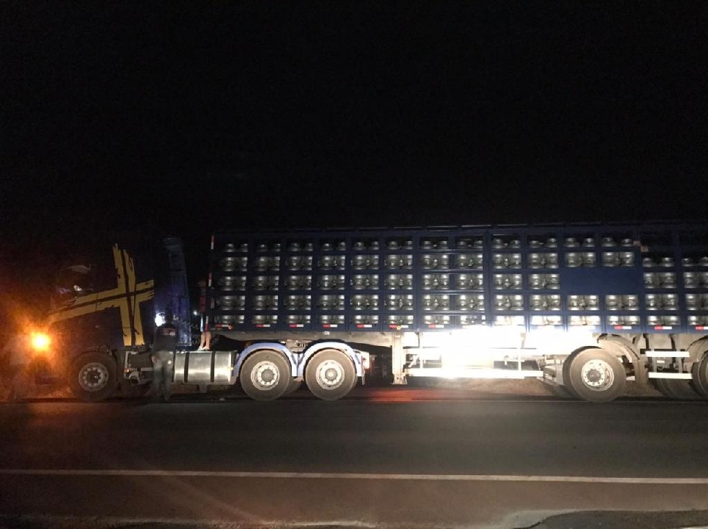 Policiais evitam roubo de carreta carregada de botijões de gás