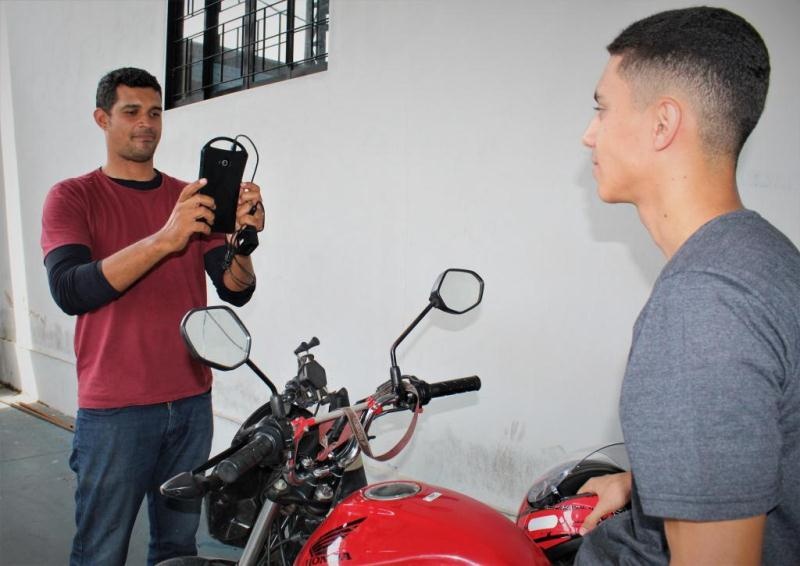 Detran-MT orienta candidato a primeira habilitação a buscar autoescolas com sistema de telemetria