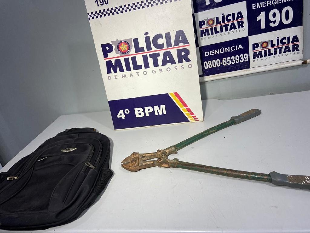 Suspeito é preso em flagrante tentando furtar loja de roupas
