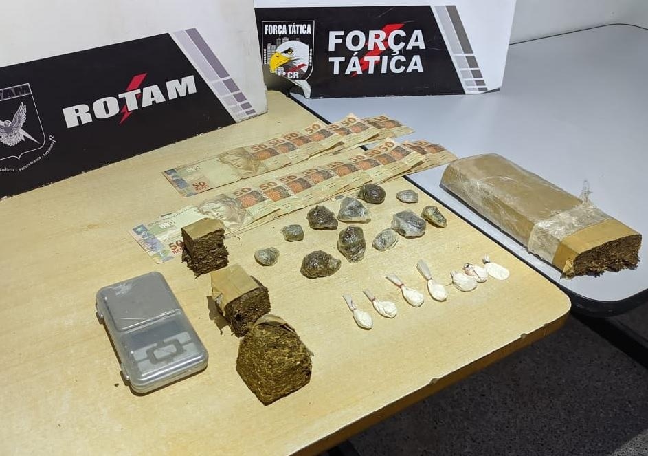 Dupla é presa vendendo drogas na porta de casa