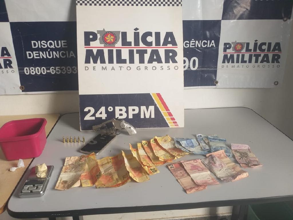 Suspeitos são presos pela PM com revólver cromado e porções de drogas