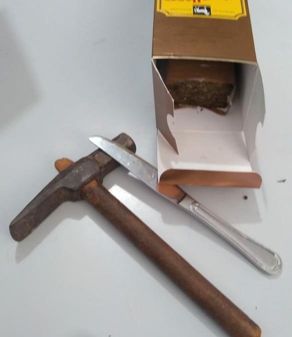 Dupla é presa com maconha escondida em embalagem de bebida alcoólica na capital