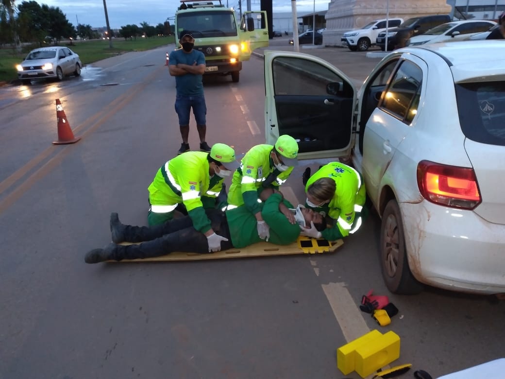 Homem fica ferido em colisão frontal entre moto e carro