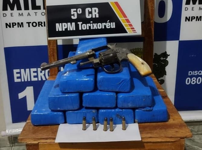 Após abordagem, PM apreende tabletes de maconha e revólver