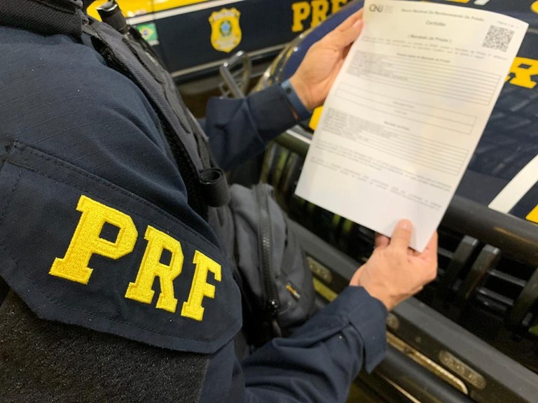 PRF vai atender acidente e prende foragido da Justiça