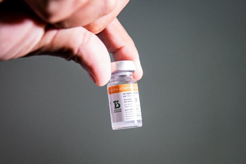 Novas doses da CoronaVac imunizarão idosos entre 75 e 84 anos e profissionais da saúde
