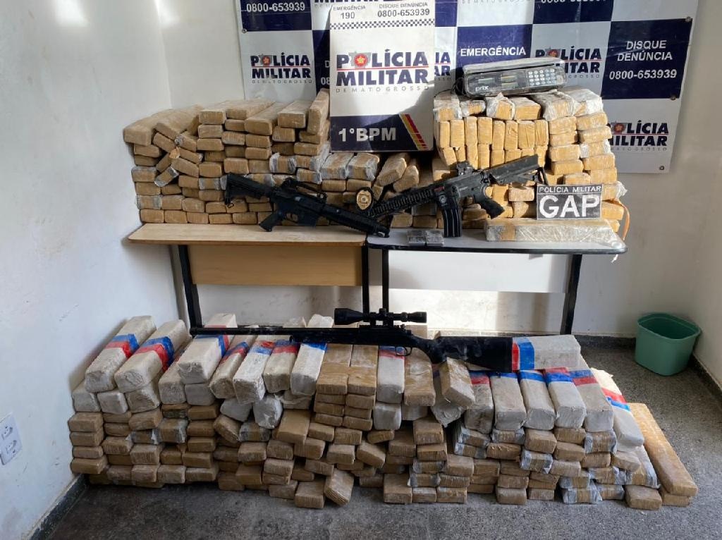 PM apreende 470 quilos de maconha e réplica de fuzil em Cuiabá