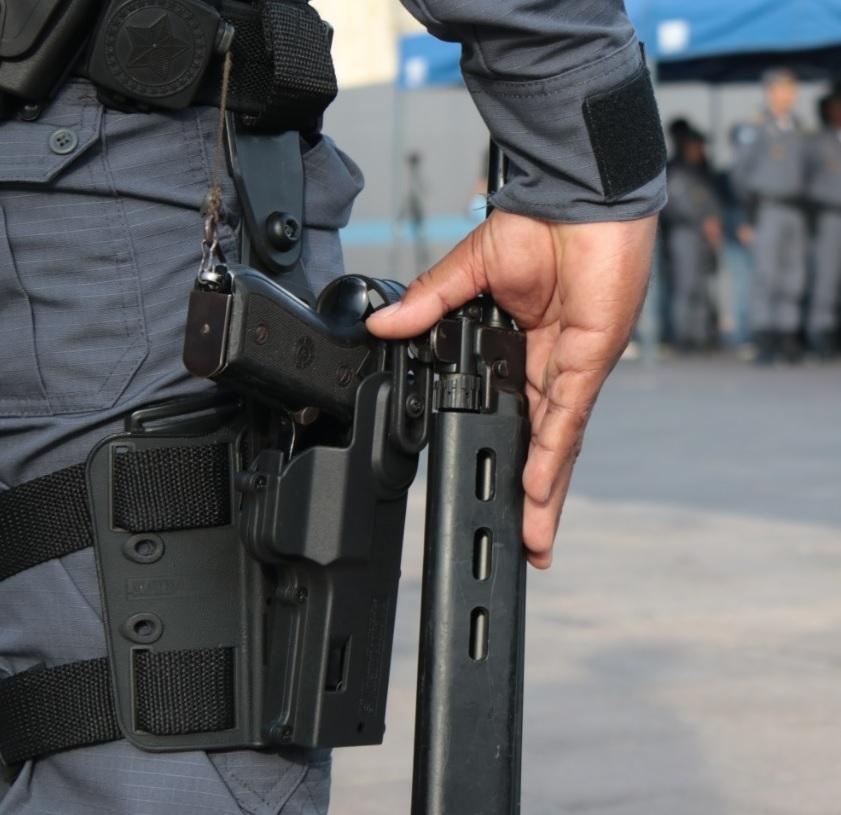 Policiais detêm agressor no momento que fugia do local do crime
