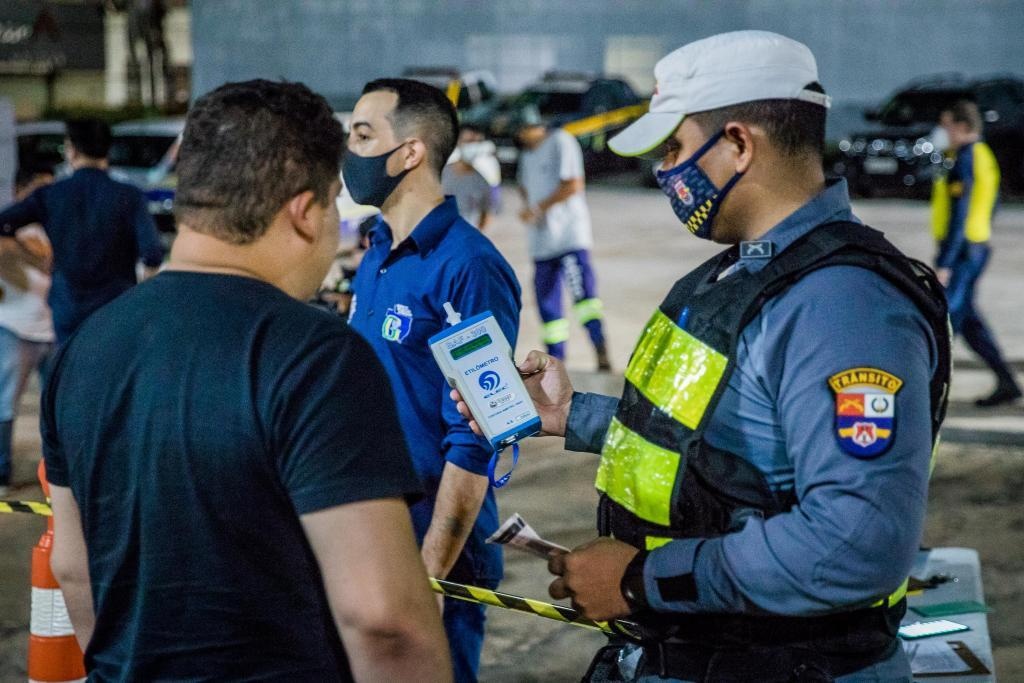 Seis motoristas são autuados por dirigirem sob efeito de álcool