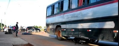 Motociclista morre após ser arrastado por ônibus