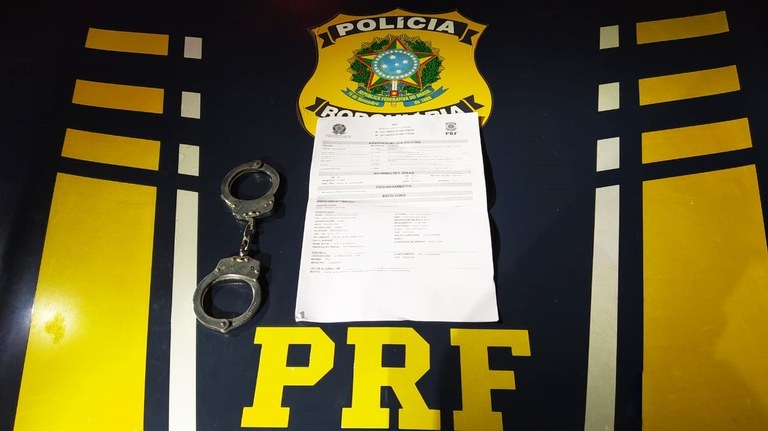Mulher com mandado de prisão em aberto é detida pela PRF