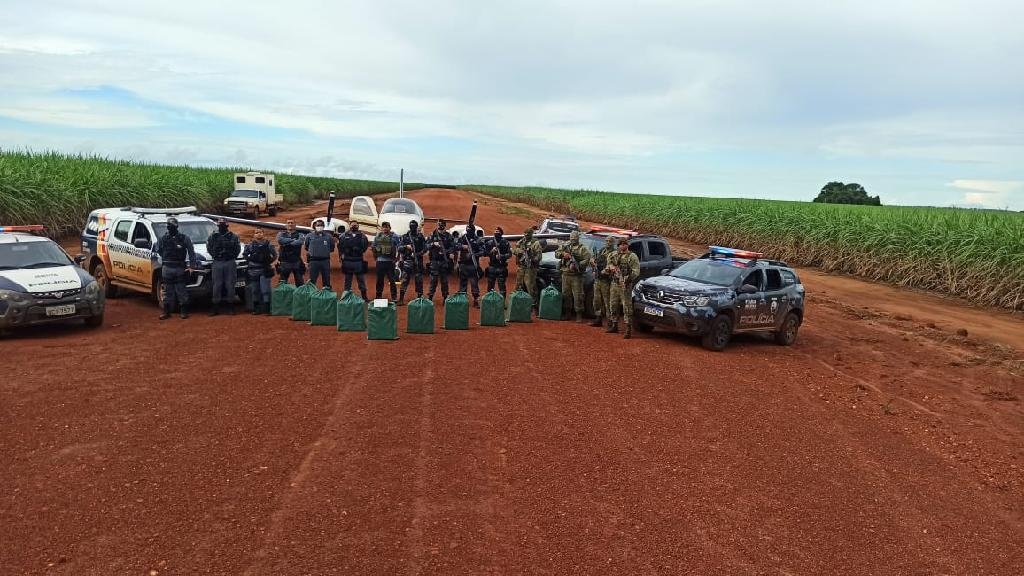 Forças de segurança apreendem 450 kg de droga e aeronave utilizada para tráfico