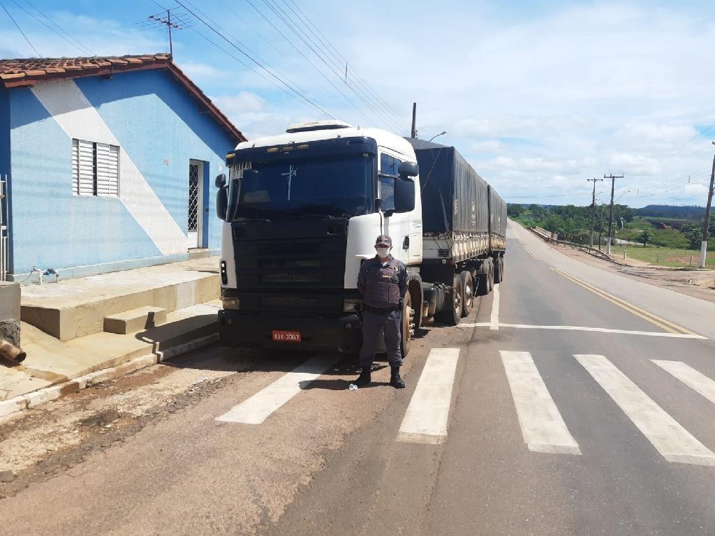 PM recupera caminhão carregado de soja roubado em Campo Verde