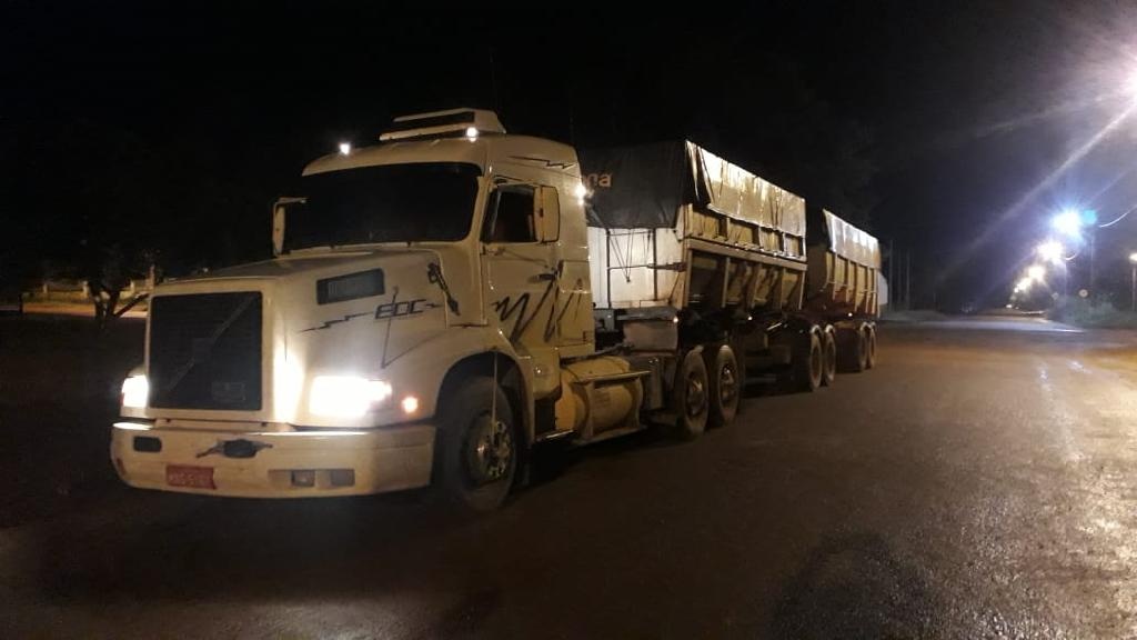 Policiais militares recuperam carreta carregada que foi roubada