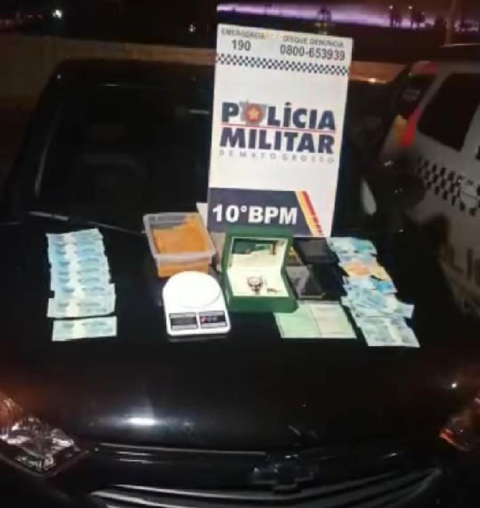 Dupla é presa com carro roubado do Rio Janeiro, relógio de luxo, dinheiro e drogas