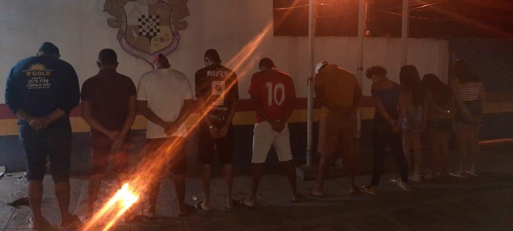 PM prende 14 e acaba com festa clandestina e aglomeração