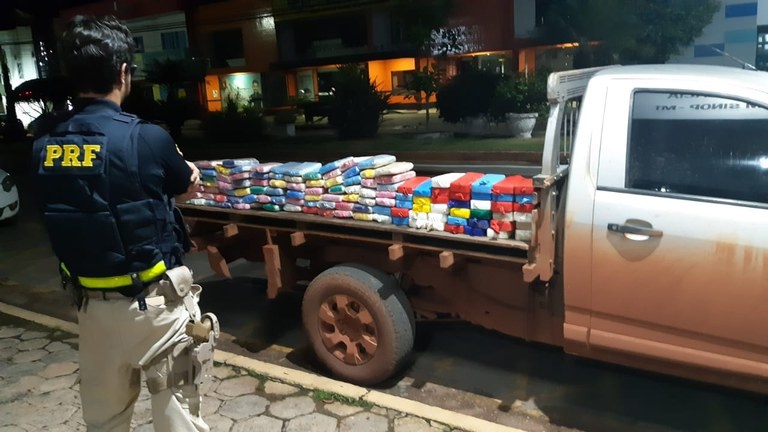 PRF apreende grande quantidade de maconha e pasta base de cocaína em Sinop