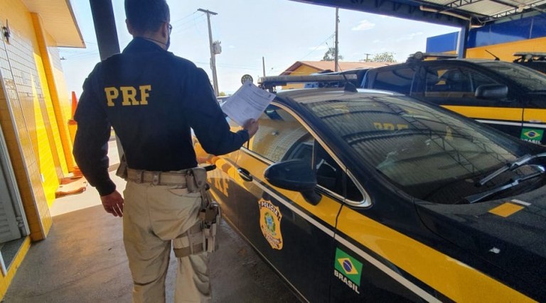 Homem com mandado de prisão em aberto é detido pela PRF