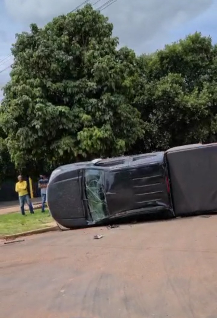 Sinop: Caminhonete tomba após acidente em cruzamento de avenidas