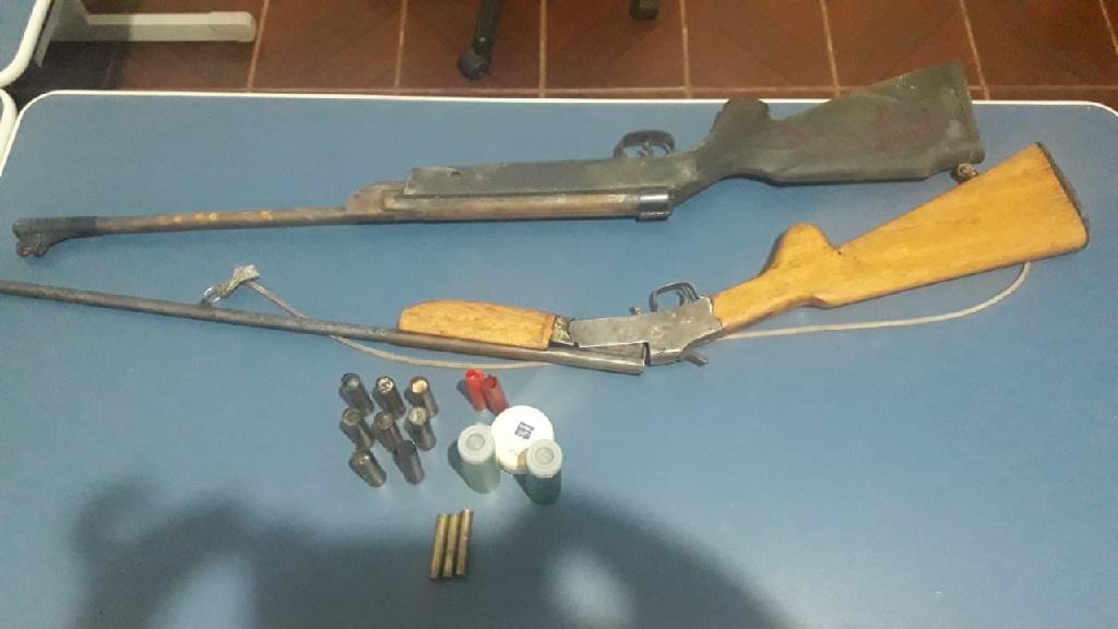 PM descobre armas e munições após denúncia de violência doméstica