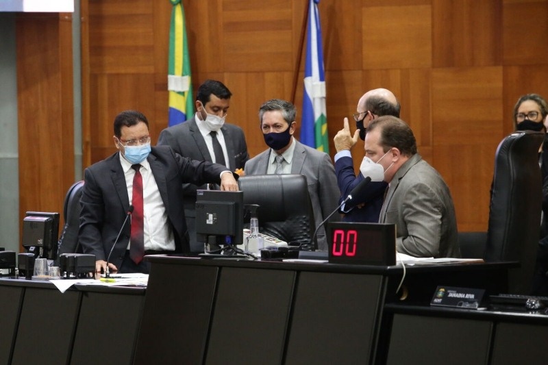 Deputados derrubam projeto para feriadão de 10 dias