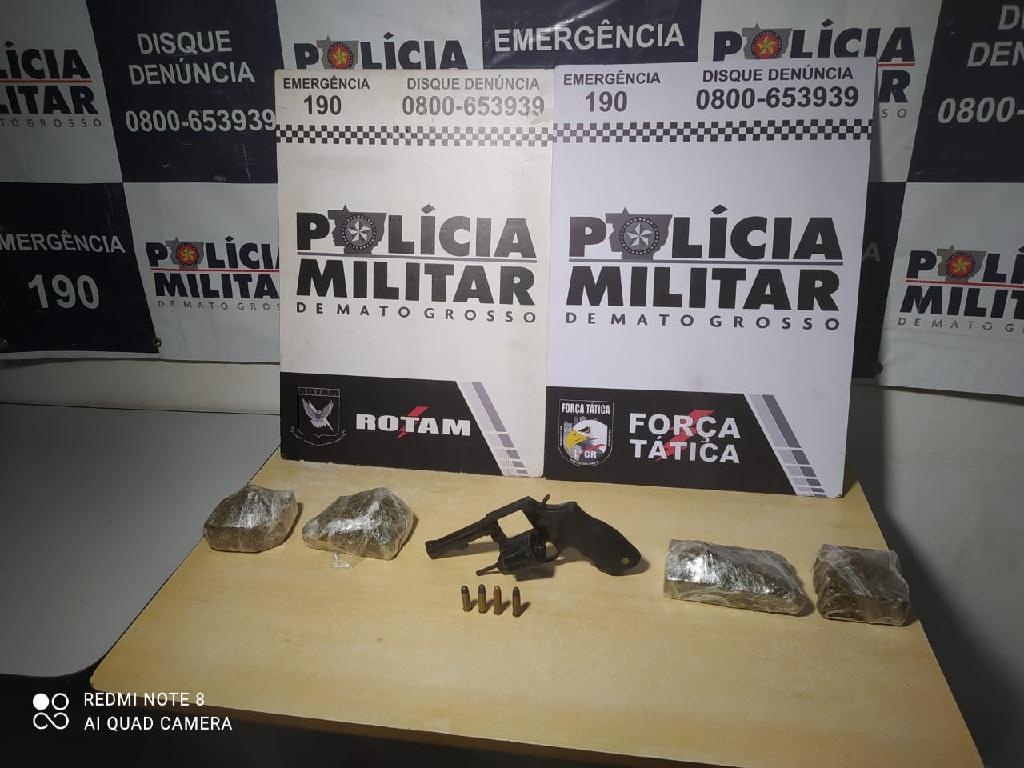 PM flagra suspeito com arma na cintura transportando maconha no Pedra 90