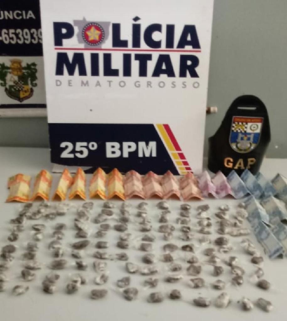 Mulher é presa com drogas após denúncia de acolher suspeitos por homicídio