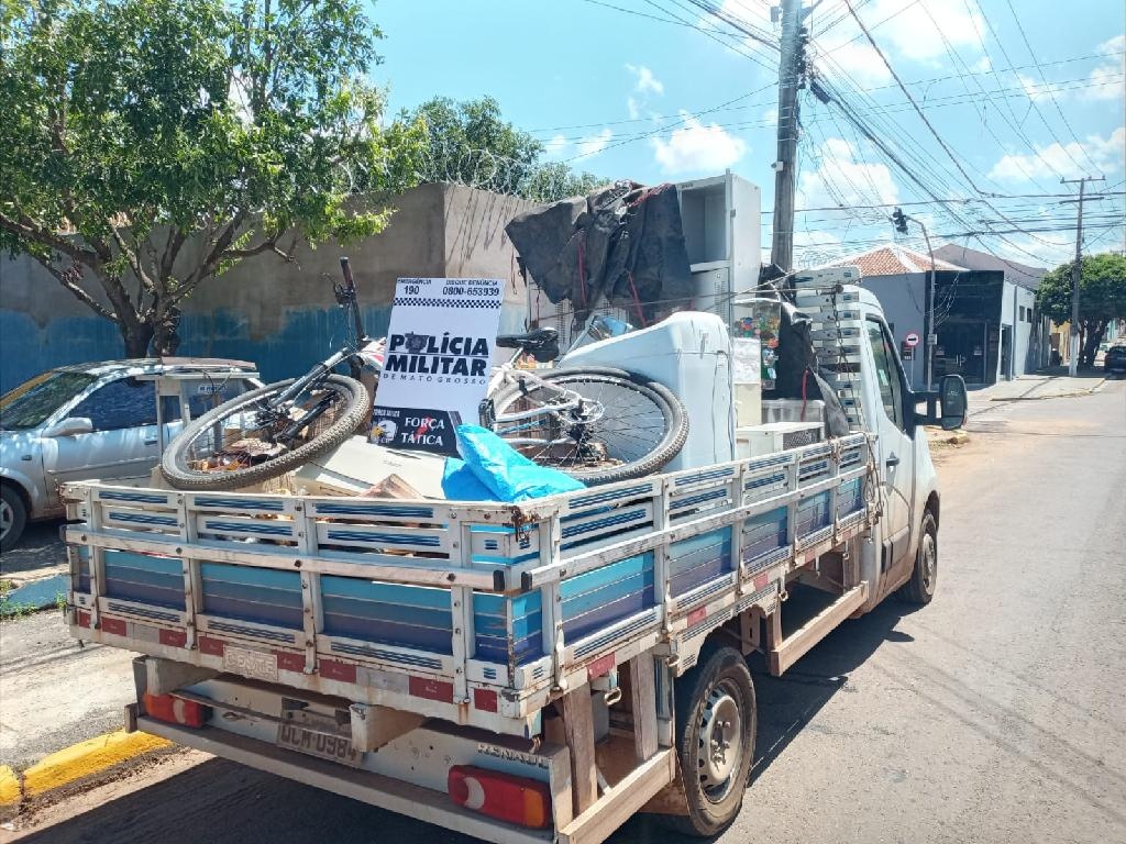 Homem é preso em flagrante tentando vender produtos furtados de residência